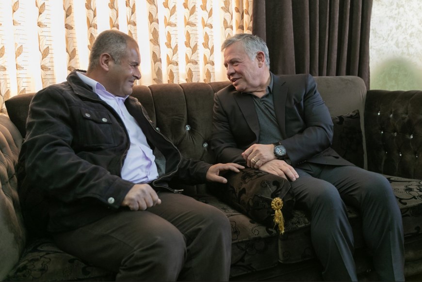 الملك يزور المصاب العسكري غسان الزواهرة