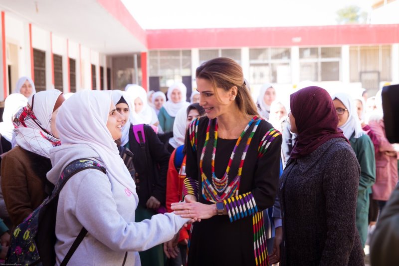 طالبة تنادي.. والملكة رانيا تبحث عن