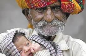 هندي ينوي مقاضاة والديه بتهمة إنجابه