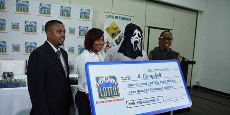 جامايكا.. أخفى وجهه عند استلام المليون