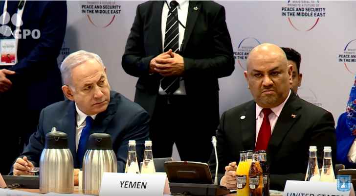 وزير الخارجية اليمني يبرر جلوسه بجانب