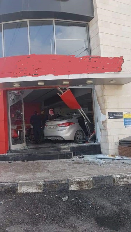 مركبة تقتحم مطعما في خلدا بعمان