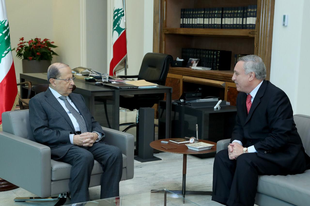 الرئيس عون يودّع أقدم السفراء في