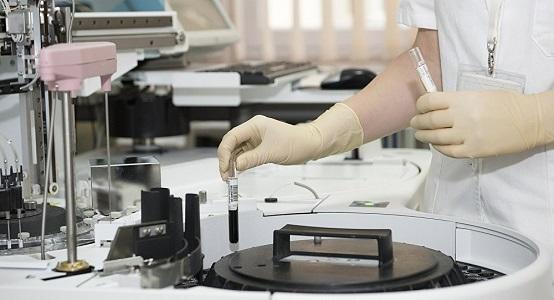 طبيب متوفى متهم بأنه أب لـ200