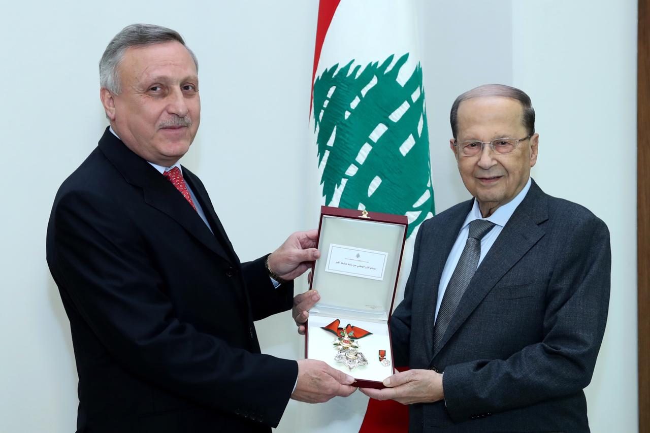 الرئيس اللبناني يمنح السفير الأردني المصاروة
