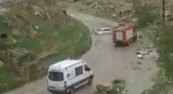 انقاذ 4 اشخاص علقت مركبتهم بوادي