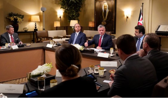 الملك يلتقي وفدا من كبار الضباط