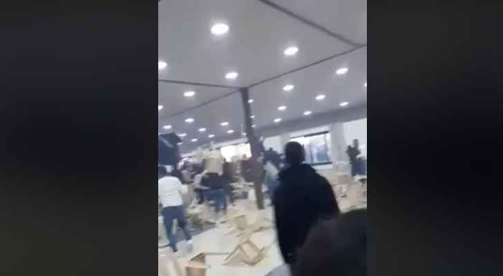 حرب الكراسي .. قاعة أفراح تتحول