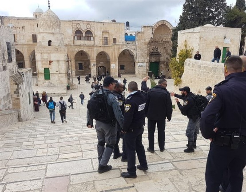 «مجلس الأوقاف» يطالب الاحتلال بإزالة السلاسل