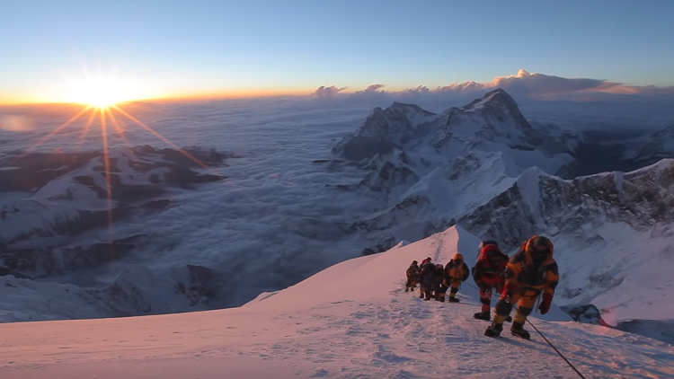 الصين تلزم متسلقي إيفرست بأمر غير