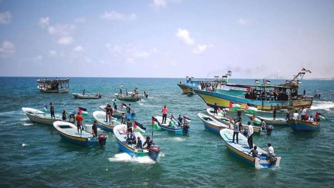 الاحتلال يعتدي على قوارب صيادين شمالي