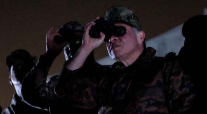 شاهد بالفيديو .. الملك يتابع تمرينا