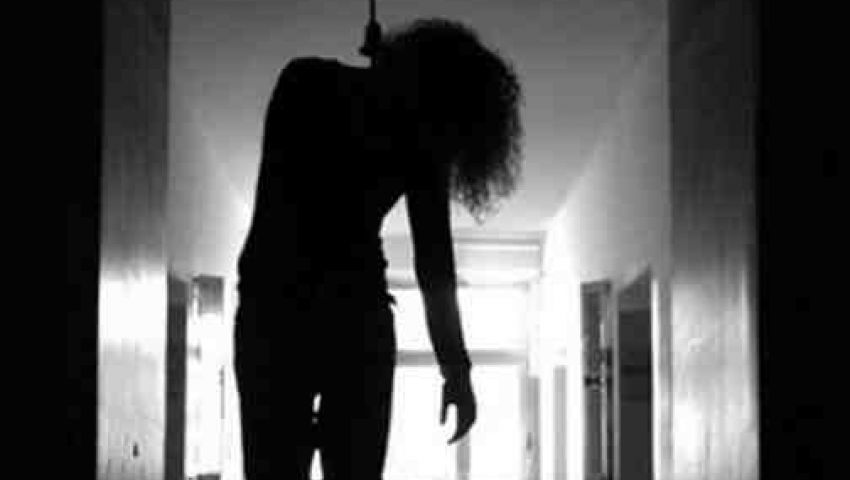 فتاة تشنق نفسها داخل ’حمام‘ في