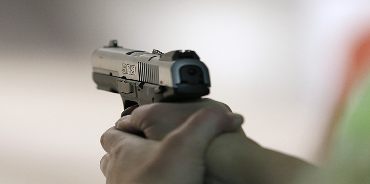 شاهد يطلق النار على موقوف (بتهمة