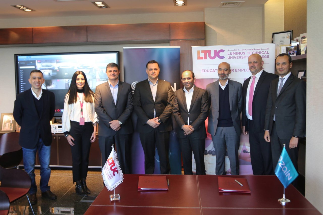 «زين كاش» توفر خدماتها لطلبة كلية