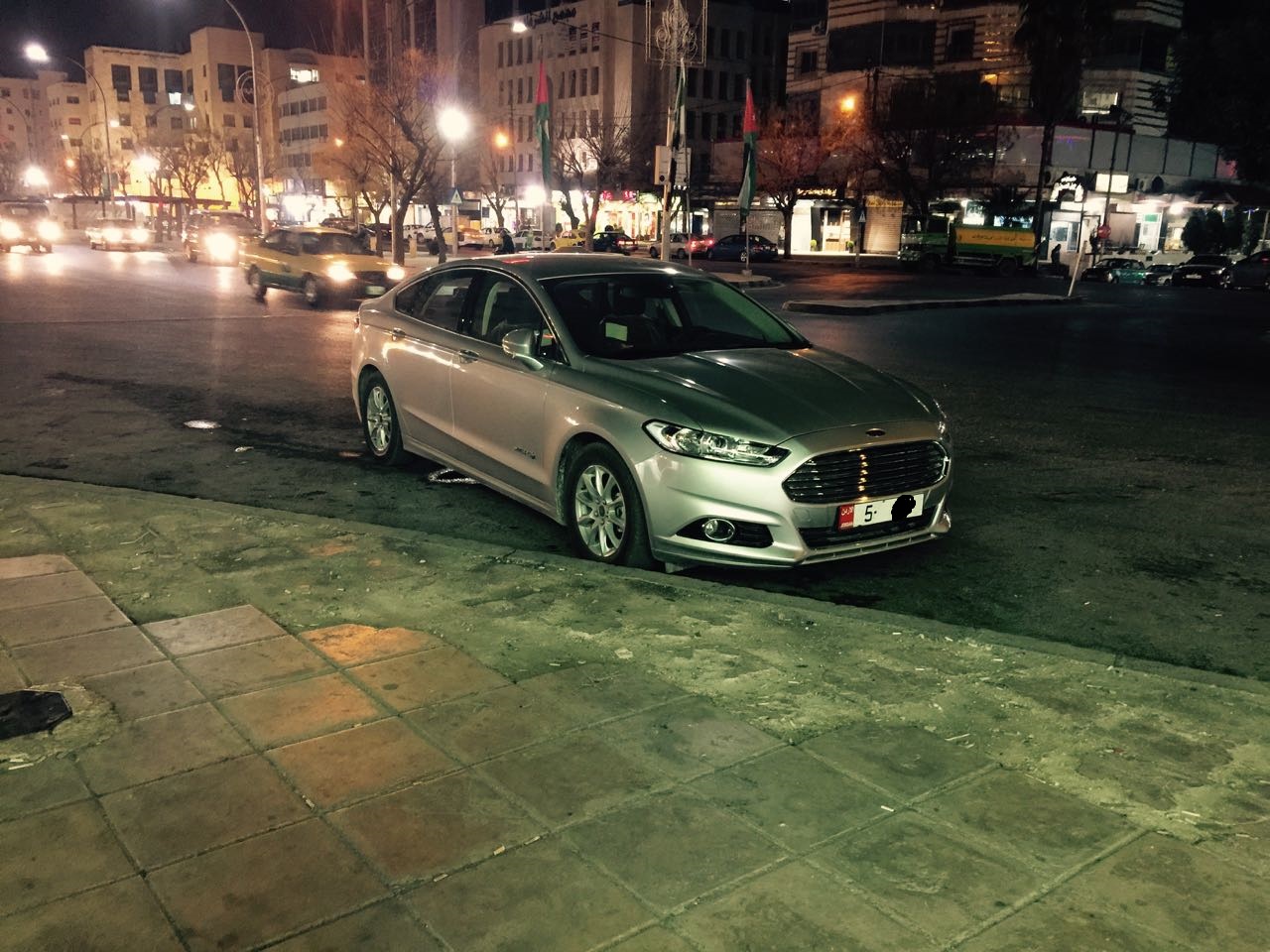 ماذا تفعل هذه السيارة في جبل