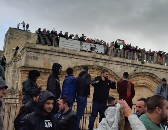 المقدسيون ينجحون بفتح باب الرحمة (صور)