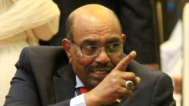 البشير يحل الحكومة ويفرض حالة الطوارئ