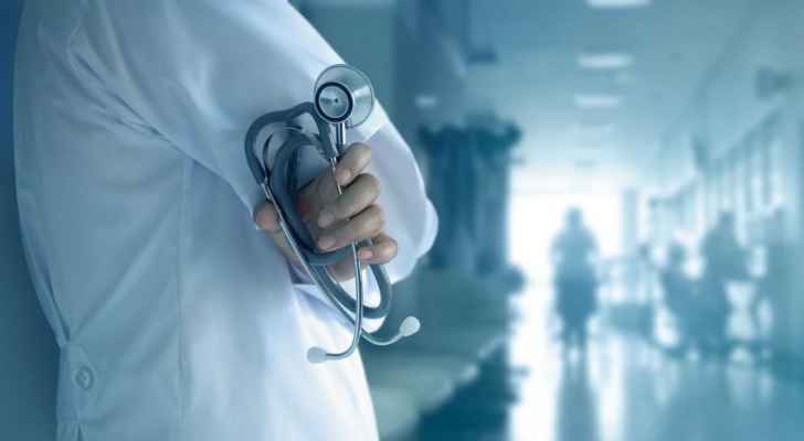 طبيب لبناني يعاين طفلة ويقتلها بعد