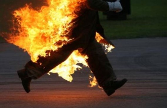 ستيني يحرق نفسه امام منزله بجرش