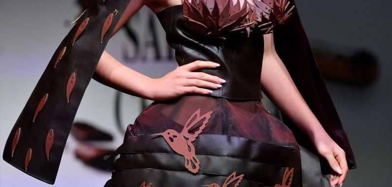 عرض أزياء لأثواب من الشوكولاتة