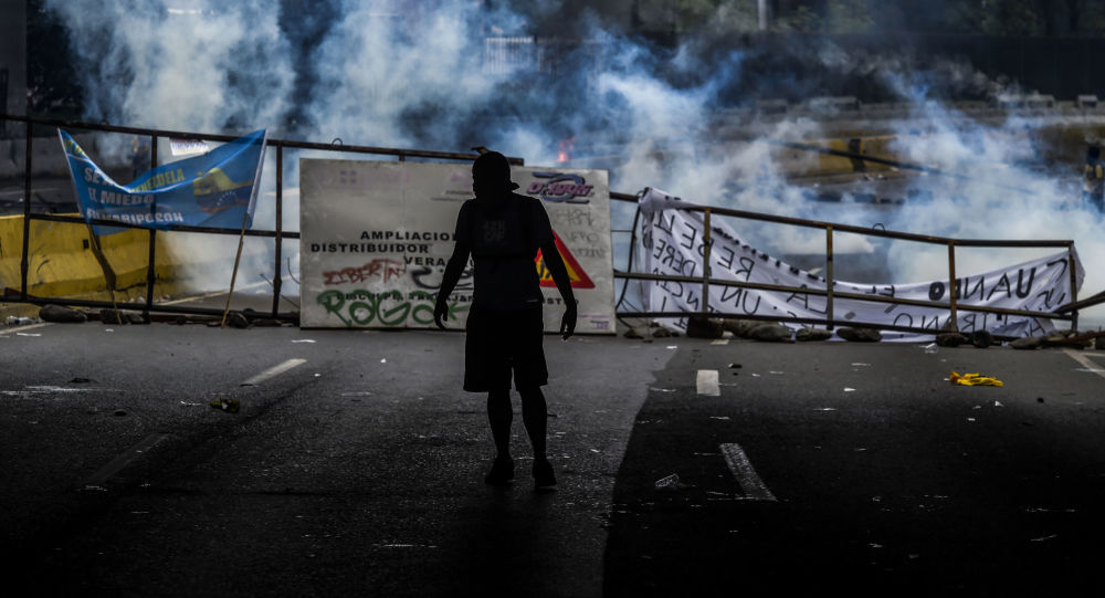 اصابات باحتراق شاحنة المساعدات الأولى على