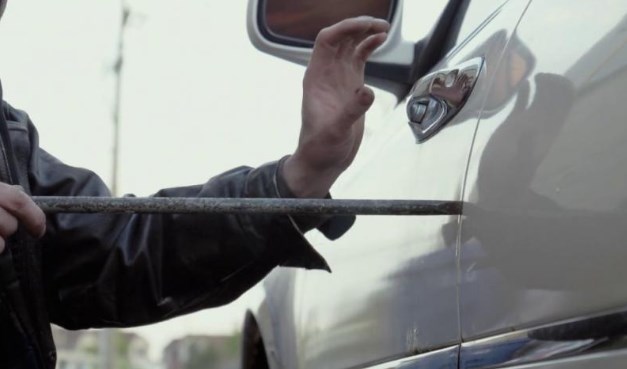 عصابة تترصد اردنيا وتسرقه في 5