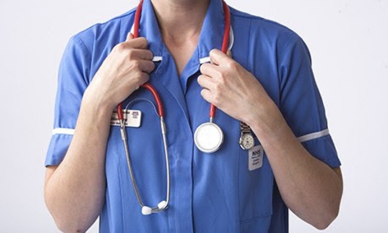 الممرضين تطالب بوقف دورات التمريض وتعتبرها