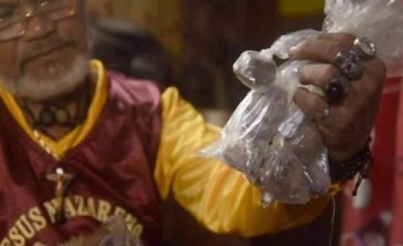 فلبيني يسرق عظام الرّكبة من جثث