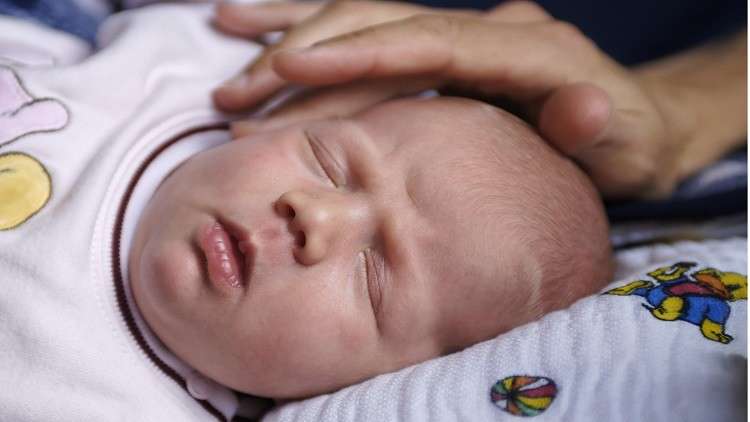 فرنسا تحقق في أسباب ولادة أطفال