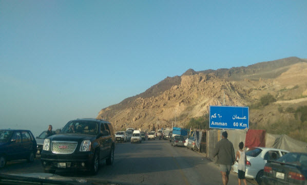 الأمانة تواصل عمليات تأهيل وصيانة طريق