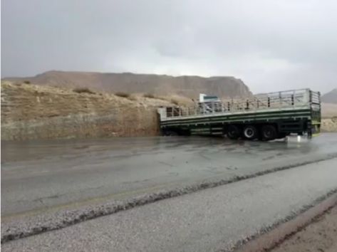 شاهد.. انزلاق شاحنتين على نزول النقب