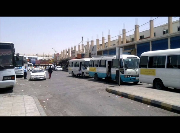 مواطن يهدد بحرق حافلته وأطفاله بالزرقاء