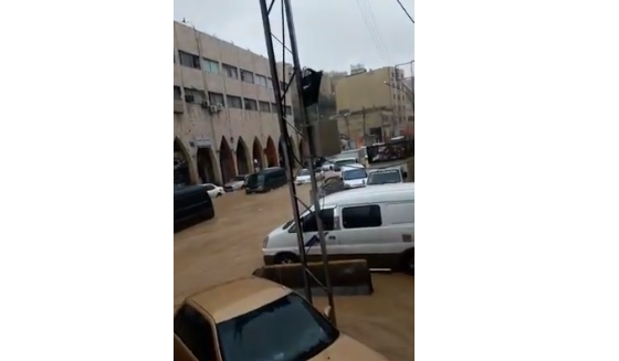 الأمطار تشكل سيولا بشوارع وسط البلد