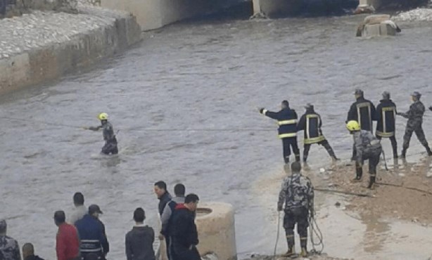 البحث عن شخص مفقود في سيل