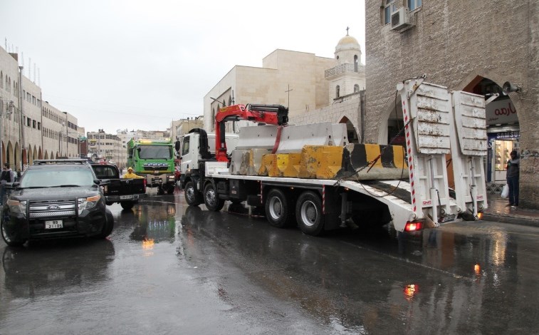 الأمانة تباشر أعمال الصيانة في شارع