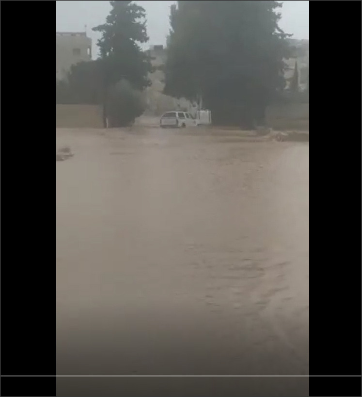 مواطن يغرق.. ماذا فعل «طاقم» التلفزيون