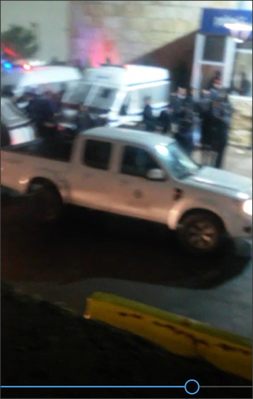 إصابة شخص وتحطيم 6 مركبات بمشاجرة