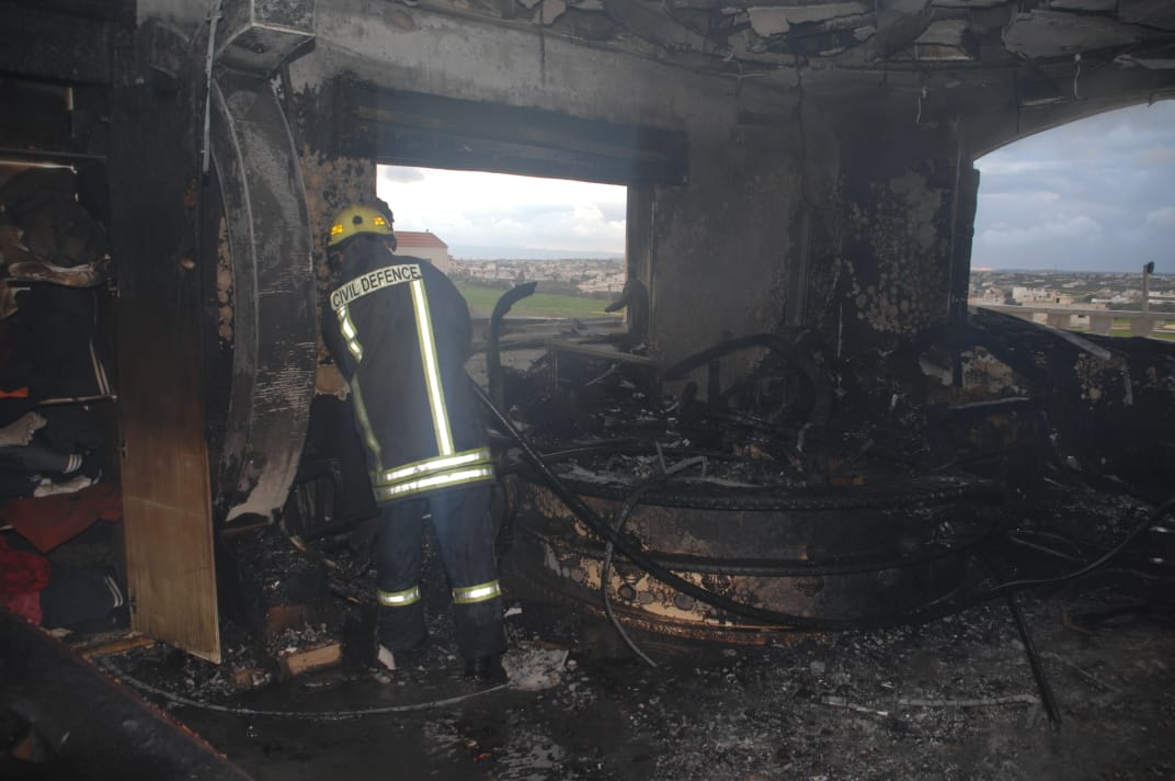 الدفاع المدني يخمد حريق منزل بالرمثا