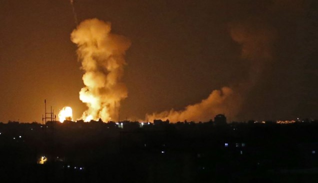 طائرات الاحتلال تقصف موقعا وسط قطاع