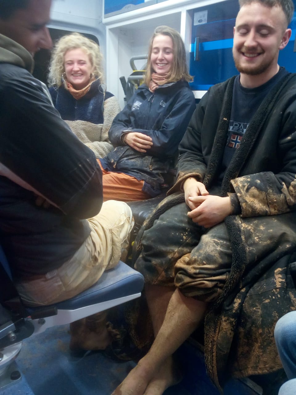 الدفاع المدني ينقذ أربعة سياح علقت