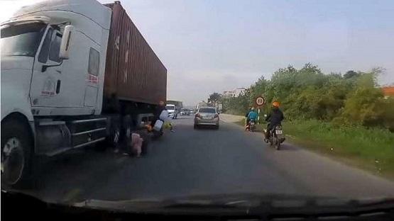 أم تنتشل رضيعها من مخالب موت