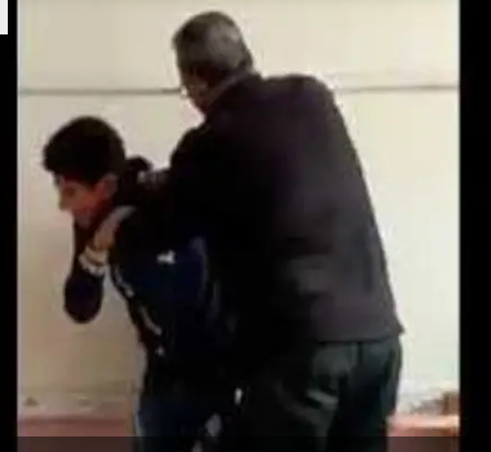 فيديو لمعلم مصري يضرب تلميذا بوحشية