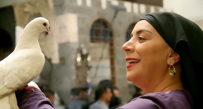 عباس يمنح شكران مرتجى وسام الثقافة