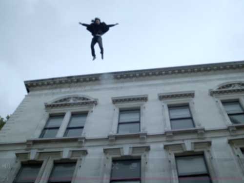 عجوز سبعينية تهدد بالإنتحار من فوق