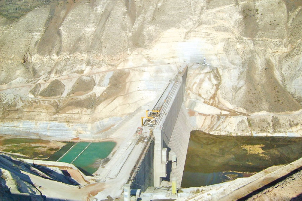 (الوحدة).. عملاق السدود حزين شتاء -