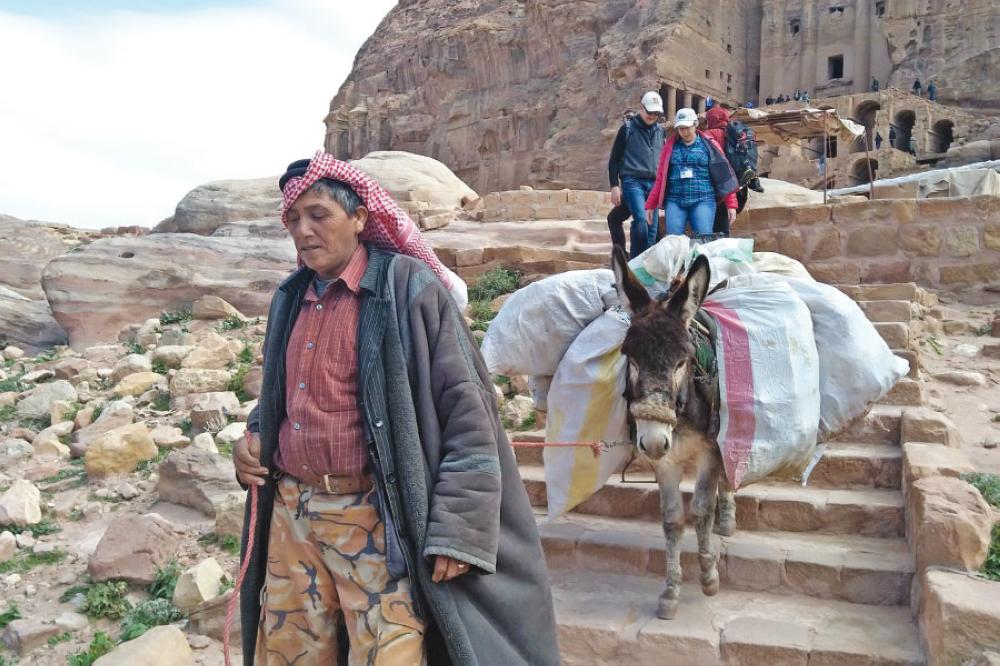 سالم.. يقطع أميالا لتبقى البترا زاهية