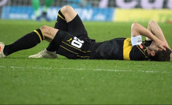 وفاة لاعب داخل أرض الملعب (فيديو)