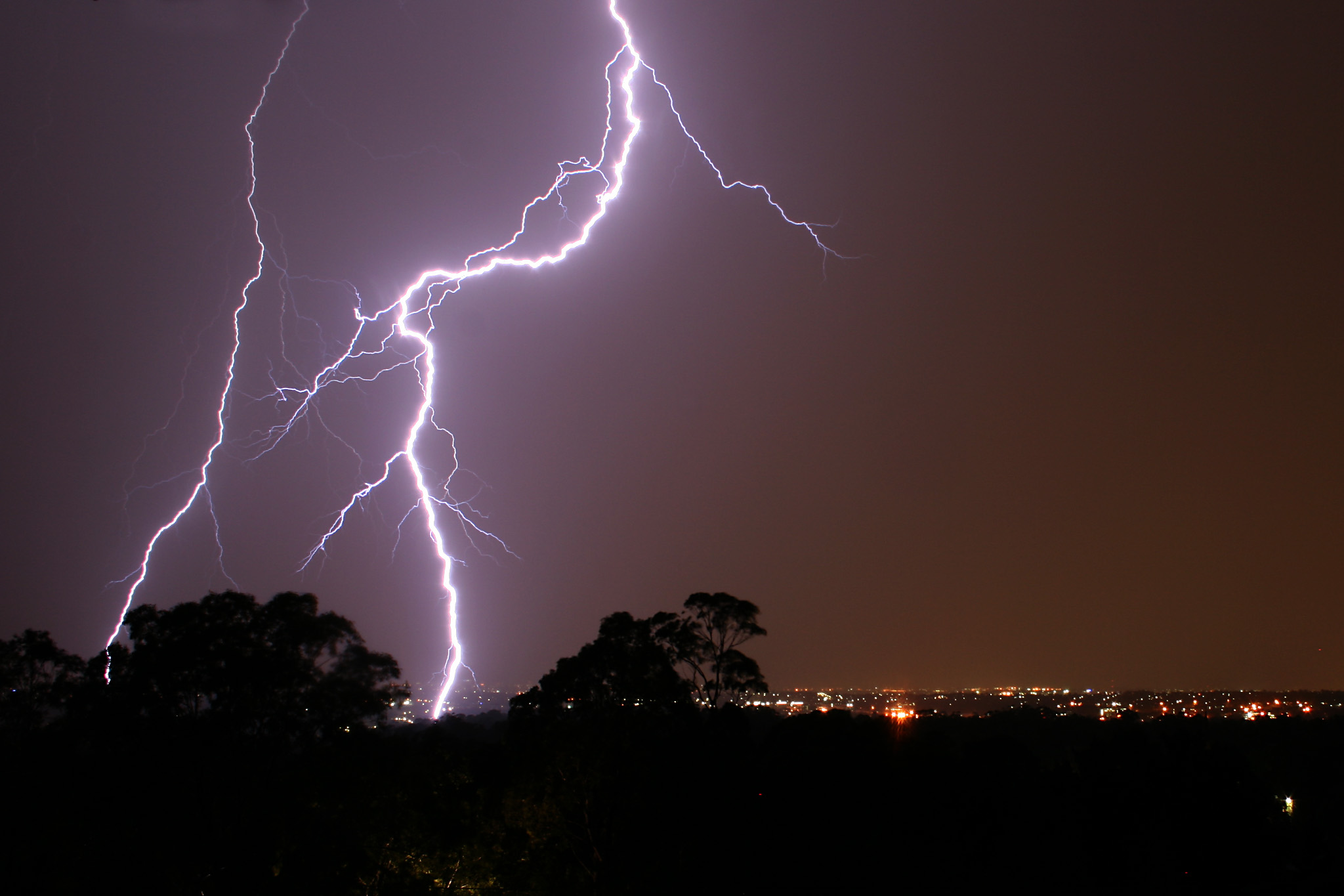 صاعقة تتسبب بانهيار منزل في الرويشد