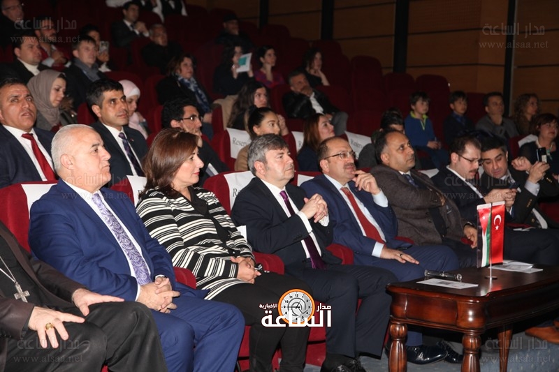 عازف البيانو التركي أوغورلو يعزف في